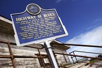 Marker des Mississippi Blues Trail vor The Gateway to the Blues Museum and Visitors Center